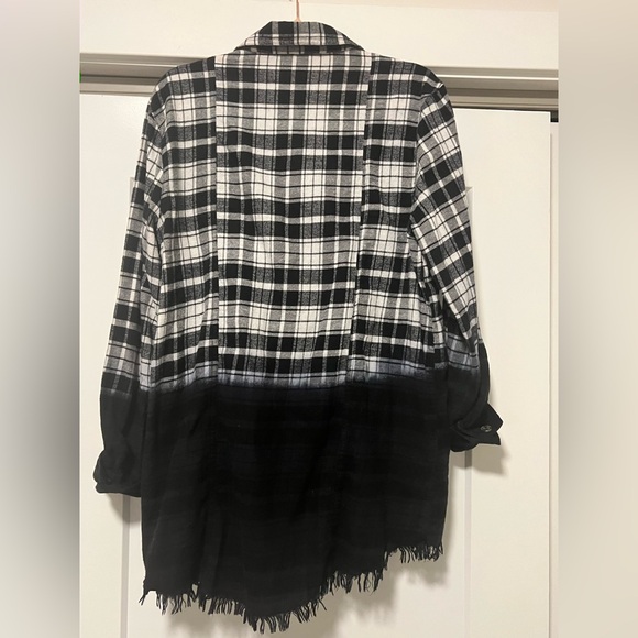 Black and White Plaid Button-Up Shirt - Picture 3 of 4